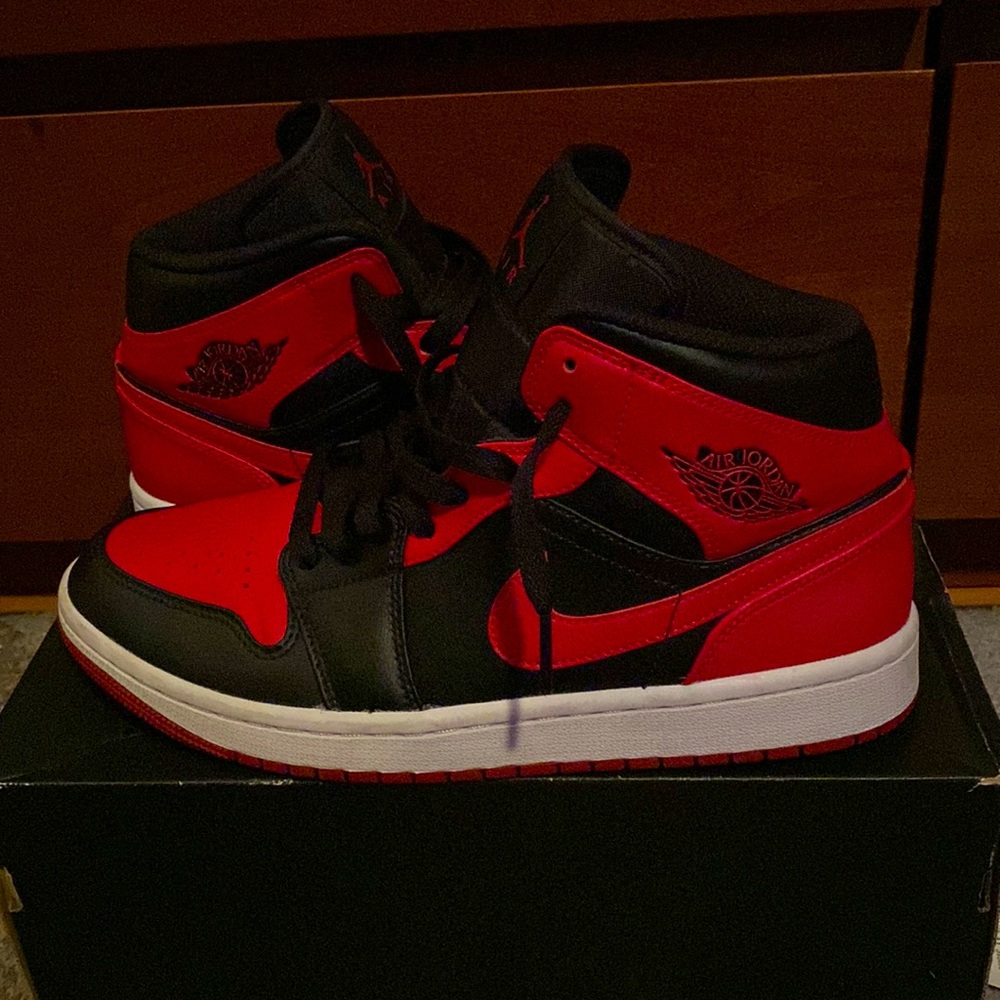 Jordan 1 mid OG red and black color way size US MENS 8